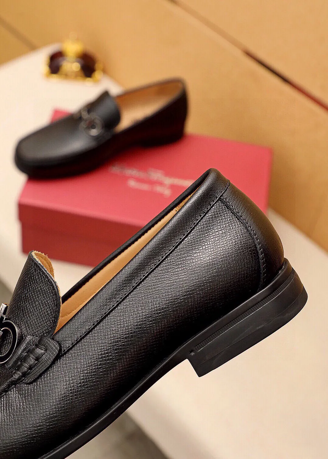 Men's shoes 💰480 💐 Product trademark: Ferragamo "Ferragamo" casual leather shoes Regular size: 38-44 (45🉑️customized) Product materials: Selected imported first-layer cross-grain cowhide leather upper + luxury hardware buckle, imported water-dyed cowhide leather lining. Strong three-dimensional visual effect, original outsole color: 4⃣️seed leather materials available